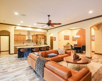 Breathtaking 3 BR pool home in Bougainvillea Place - Ellenton - Living room
