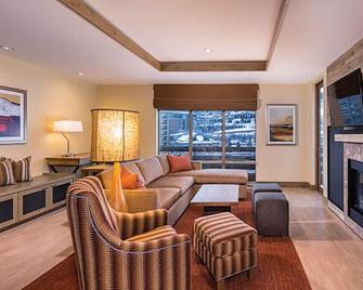 3 Bedroom Presidential Suite in Avon! - Avon - Living room
