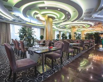 Ramada by Wyndham Kazan City Center - Kazan - Restaurant