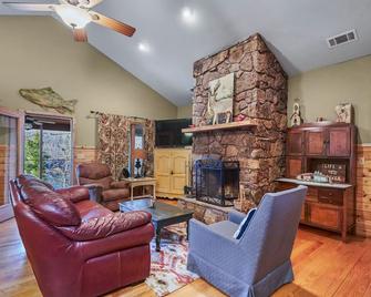 Reel Comfort Cabin ~ on the Little Red River - Heber Springs - Wohnzimmer