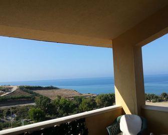 Scala Dei Turchi. Panoramic apartment on the sea very large and comfortable. - Realmonte - Balcony
