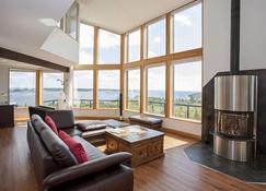 Stunning 5 Bdrm, 3 Bath Open Concept With 360° Oceanview Home Near Peggy's Cove - Prospect - Sala
