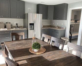 Enjoy Lakefront Sunsets in Cozy 2BR Cottage Escape - Middlebury - Cocina
