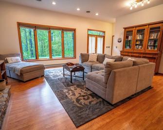 Quiet Cottage on Five+ Acres of Woods Close to All That Berkeley\nSprings Offers - Berkeley Springs - Living room