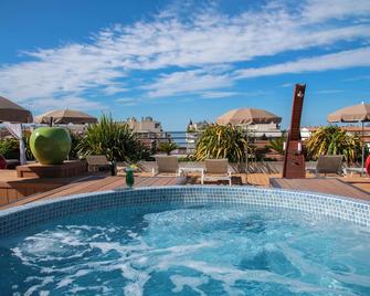 Best Western Premier Patio des Artistes - קאן - בריכה