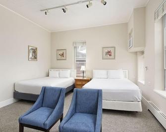 Independence Square 213, Spacious Hotel Room with 2 Queen Beds, Wet Bar, and Sitting Area - Aspen - Sypialnia