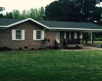 Charming Single Family Home with Sunroom - Enfield - Building