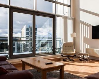 Grand Harbour Apartments - Edinburgh - Living room