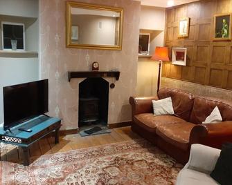 Characterful Cottage near the Sea, Beach, Pier & Shops - Weston-super-Mare - Living room