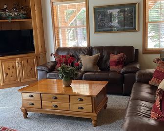 Spacious Vacation Rental with a Stunning Stone Gas Fireplace in Fish Creek, Wisconsin - Fish Creek - Sala de estar