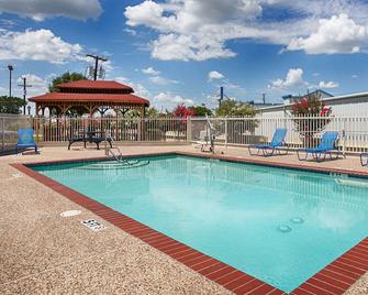 Best Western Limestone Inn & Suites - Mexia - Pool