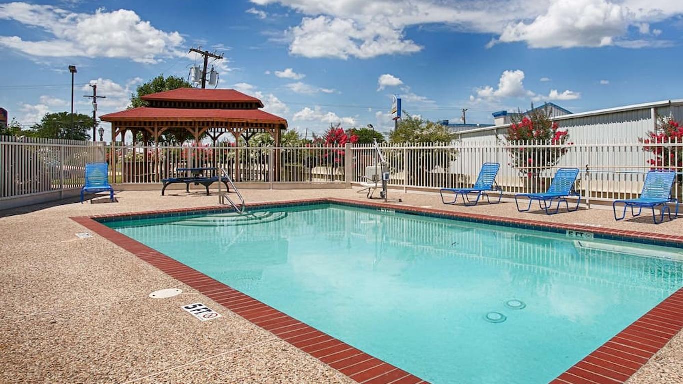 Best Western Limestone Inn & Suites