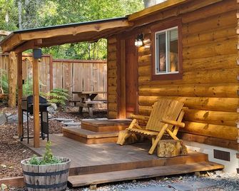 Knotty Shack- Unique Tiny Log Cabin with Hot Tub - Ashford - Patio