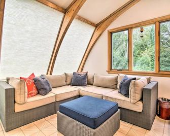 Falmouth Retreat with Deck and Grill, Walk to Beaches! - Falmouth - Living room
