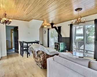 Chalet à Louer au Bord de L'eau - Lac du Huit - Thetford Mines - Вітальня