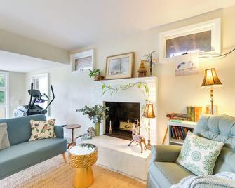 Peaceful Riverfront Retreat with Yoga and Art Studio! - Berryville - Sala de estar