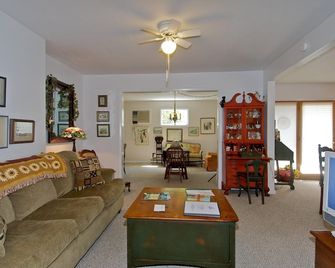 1br, 1ba Cottage - Nashville - Living room