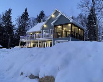 La Belle Bleue sur le Lac, 4 bedrooms, 2 bathrooms, Spa, indoor and outdoor fireplaces - Ferme-Neuve - Building
