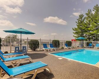 Riverside Lodge-like Stays, Deluxe King, Stoney Creek Quincy, Parking - Quincy - Piscina
