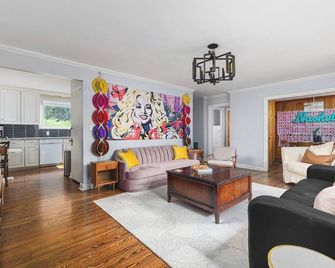 Kendall On Faith Hill - נאשוויל - סלון