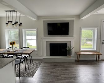 Lakefront Newly Renovated 3 Bedroomwith Easy Access To Acadia, MDI And Schoodic - Ellsworth - Dining room