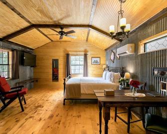 Bakery Haus - German Chocolate Suite | Cute Cabin for 2 - Fredericksburg - Habitación