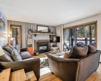 1 BR Condo Walk to Lift and Main St Plus Pool with View - Breckenridge - Living room