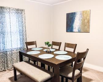 Peaceful & Family Friendly 3BR w/ Large Backyard - Goldsboro - Dining room