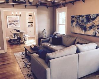 Quiet 10-acre oasis in the heart of the Texas wine country - Driftwood - Living room