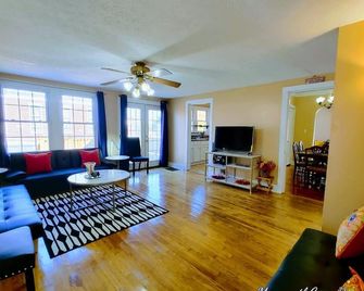 Inxon Mammoth Cave Bungalow Sleeps 16 - Horse Cave - Living room