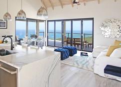 Blue Serenity captures everything that is beautiful about Nevis. - Newcastle - Living room