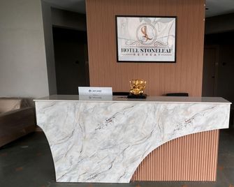 Hotel Stoneleaf Retreat Trimbak - Trimbak - Front desk