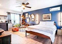 Summer Escape I Chic and Cozy Studio Near Plaza Dist | Rain Shower & Kitchen - Oklahoma City - Chambre