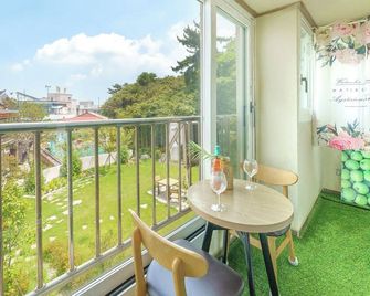 Gangneung Glad Pension - Gangneung - Balcón