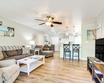 Home 7 Mi to Three Sisters & Hunter Springs - Homosassa - Living room