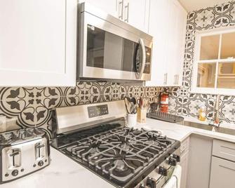 Cozy Retreat on Ferdell - Tyler - Kitchen