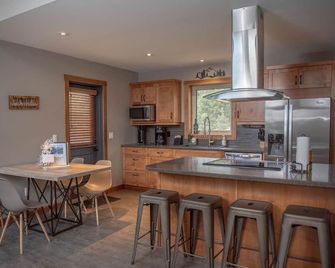 Cozy 3 Br Home | Mountain Views | Private Beach |lake Access - Windermere - Kitchen