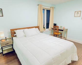 Hilltop Retreat - Downtown Core Zen Stay - 2 bed 1 bath - Yellowknife - Bedroom