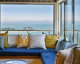 Seascape Villa - Nelson Waterfront Home - Nelson - Living room