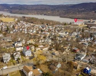 Local Artist Inspired | Walk to WestPoint + King Bed - Highland Falls - Building