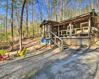 Blairsville Cabin with Fire Pit, 7 Mi to Dtwn! - Blairsville - Edificio