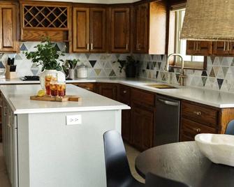 McNair's Finest: Bridal-Ready Oasis with Hot Tub - Duncan - Kitchen