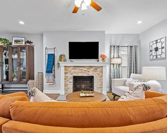 Large Remodeled Midtown Beauty - Locust St. Estate - walk to KC Streetcar! - Kansas City - Stue