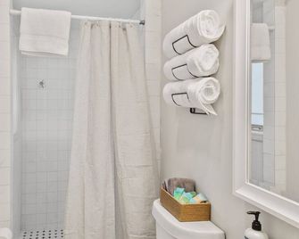 Beautiful Updated Home Near Great Lakes - Waukegan