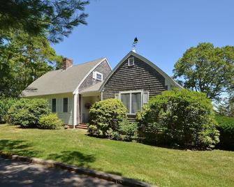 Beautiful beach front home on exclusive Scraggy Neck for rent - Cataumet - Edificio