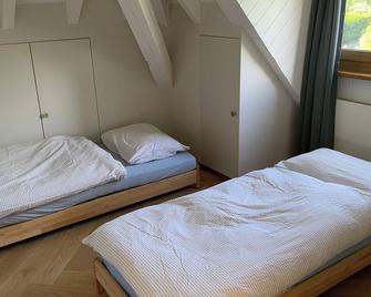 Breathtaking view of Lake Geneva and the mountains will definitely seduce you! - Crissier - Bedroom