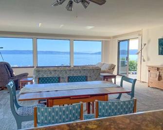 Waterfront with Water and Island Views, Deck and Yard - La Conner - Essbereich