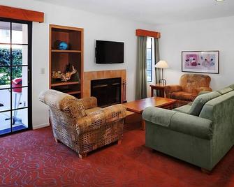 Friends Getaway! Kitchen, Pool, Golf, Short Drive to Lenora Winery - Ramona - Living room