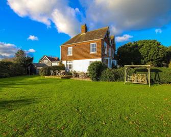 The Highlands - Iden nr Rye - Tennis Court - Rye - Edificio