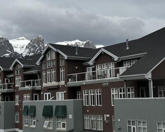 Luxury Two Queen Beds Condo - Grande Rockies Resort Indoor Parking Pool Hot Tub Gym - Canmore - Building